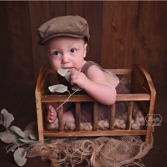 Baby Photography: Setups with Wooden Bed and Floral Bonnet